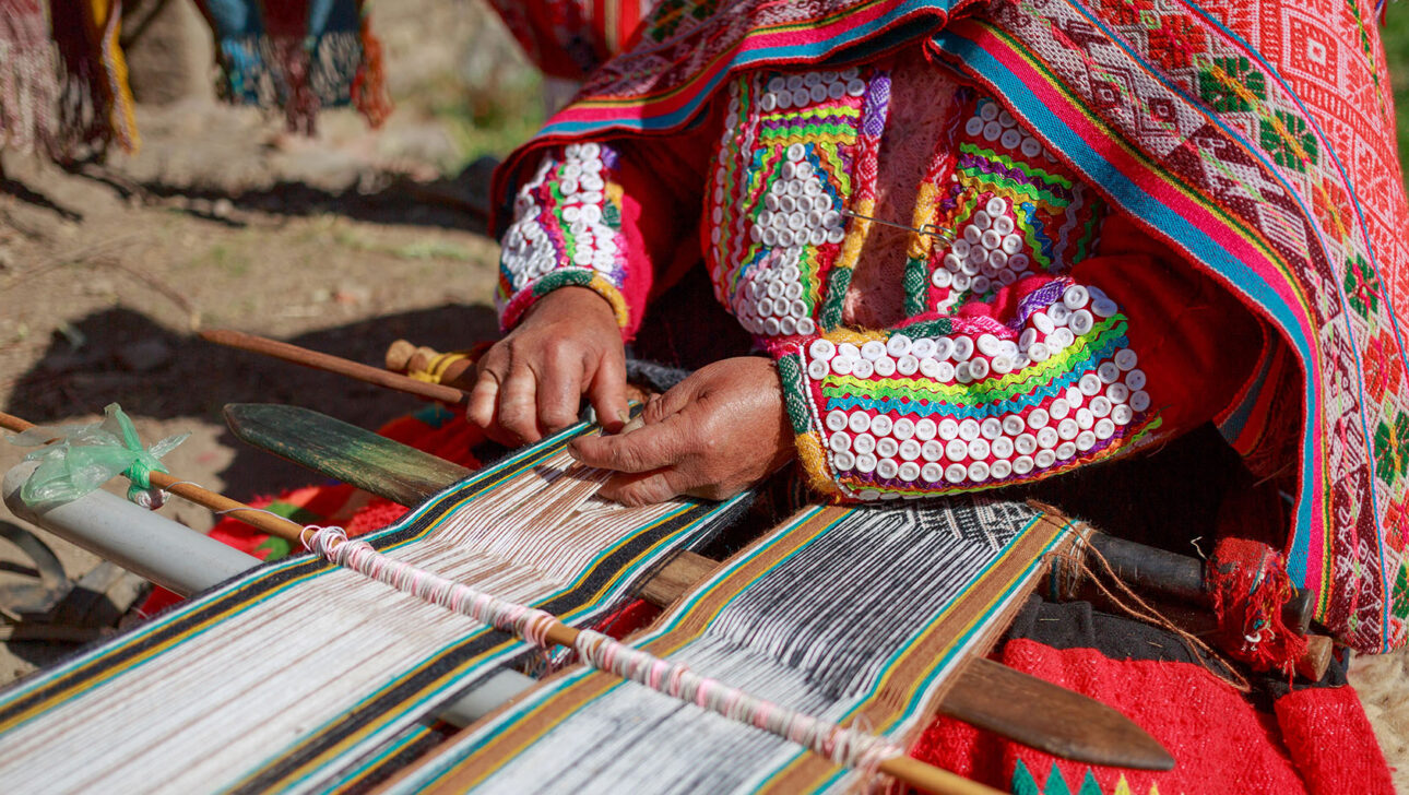  Andean textiles on a hands-on weaving workshop